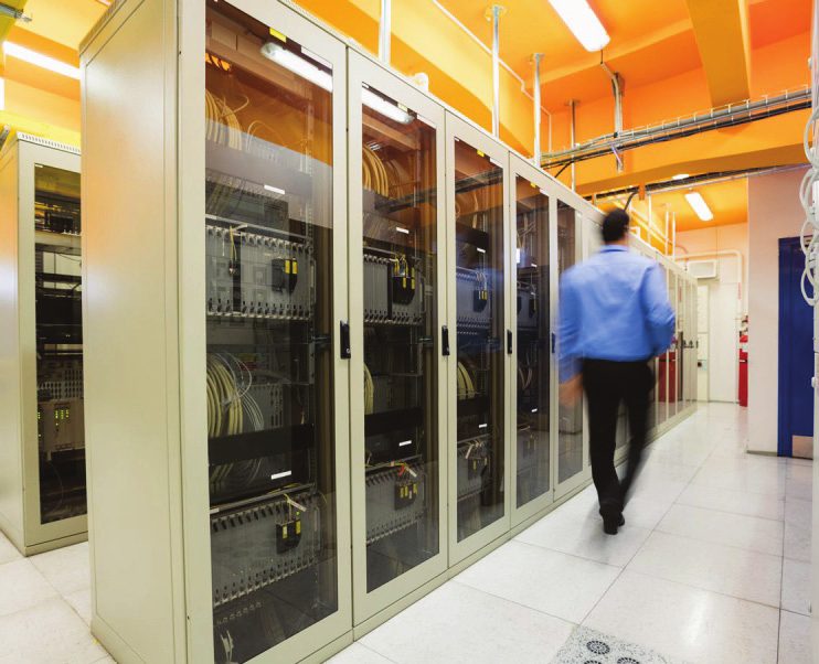 Instalasi rak server pusat data