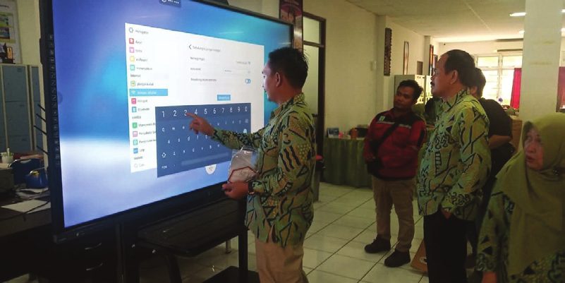 Serah terima dan demo interactive display