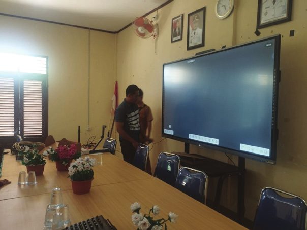 Pemasangan interactive flat panel di ruang rapat